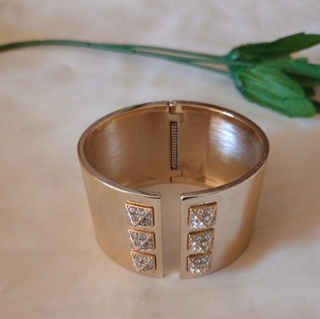 Victoria Secret Limited Ed Scandalous Studded Goldtone Cuff Bracelet Vintage 40$